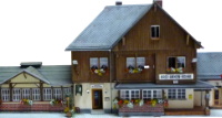 Vergrößern: Bahnhof Drei Annen Hohne im Harz, Modellhaus im Maßstab 1:87